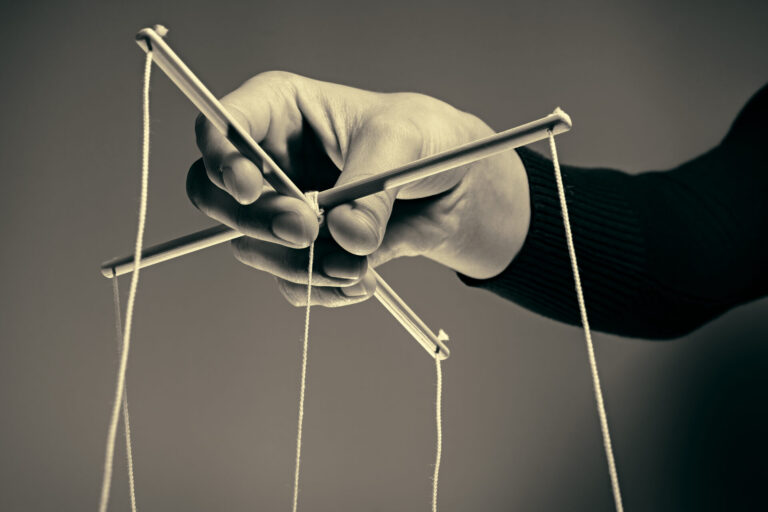 Emotional Manipulation Signs: Recognizing and Addressing Toxic Behaviors